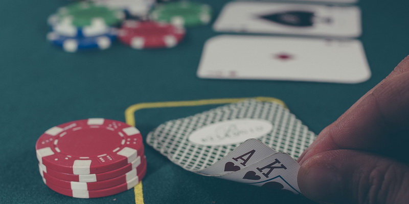 Kortos ir žetonai, kurių reikia pokeris gyvai žaidimui