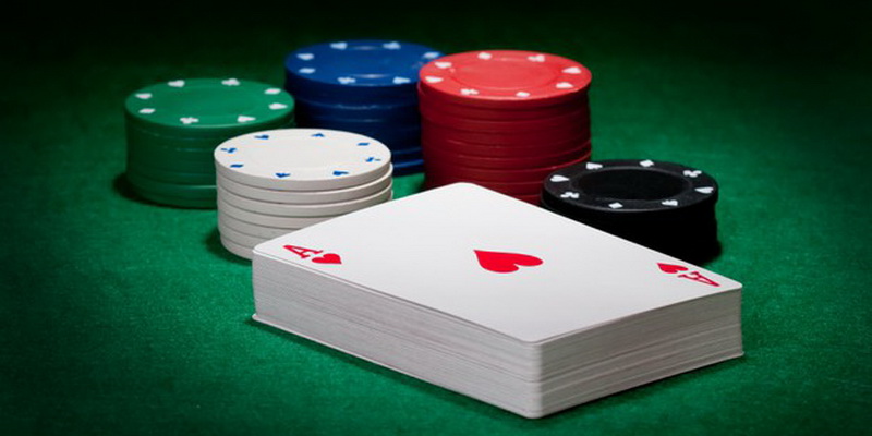 Razz pokerio taisyklės - kaip žaisti Razz pokerį? Kortos ir žetonai