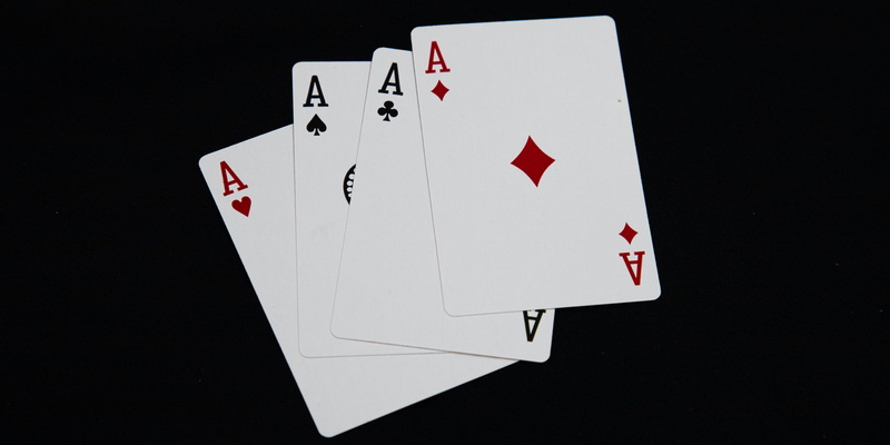 Keturi tūzai - pokeris online internetu