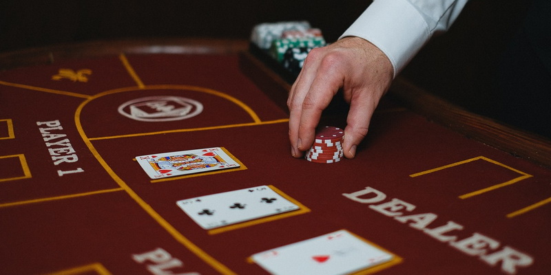 Dalintojas priima žetonus - poker taisyklės