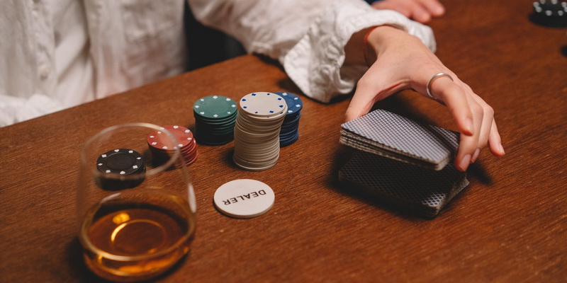 Įvairūs žetonai ir kortos ant stalo - pokerio žaidimo taisyklės pradedantiesiems lietuviškai